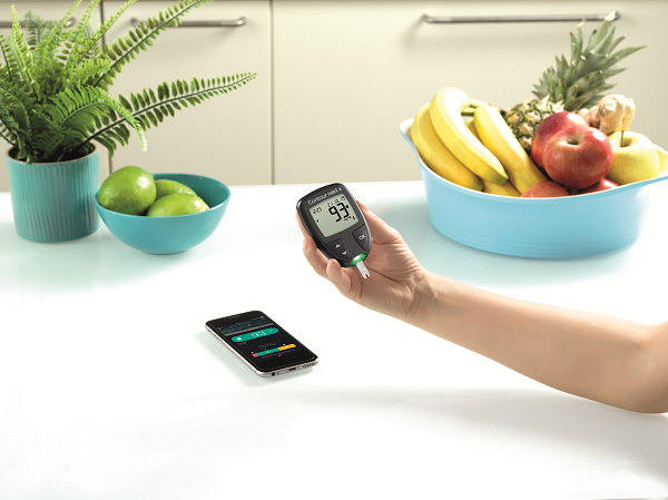 Die CONTOUR® Diabetes App und das CONTOUR® Next Blutzuckermessgerät werden von einer Anwenderin angeschaut