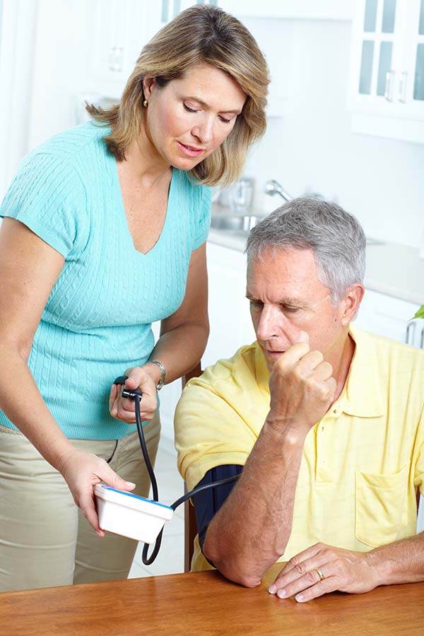 Ehepaar beim regelmäßigen Blutdruckmessen